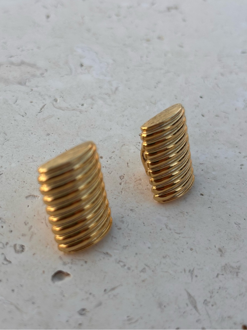 1980s NAPIER Gold-tone Curved Ribbed Rectangle French Clip Earrings - Picture 4 of 6